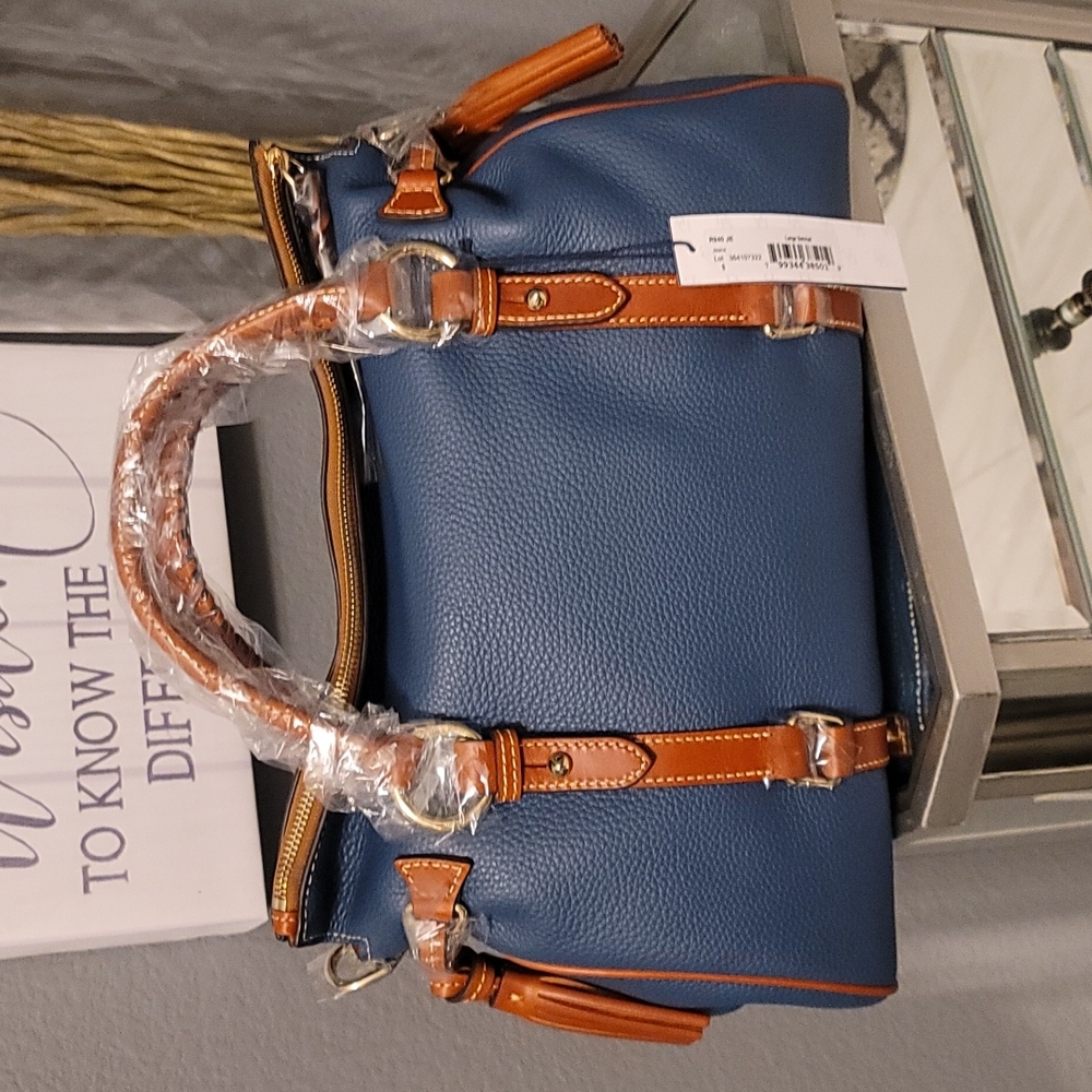 Dooney and Bourke Large Satchel Hand Bag...BRAND NEW. - Picture 5 of 7